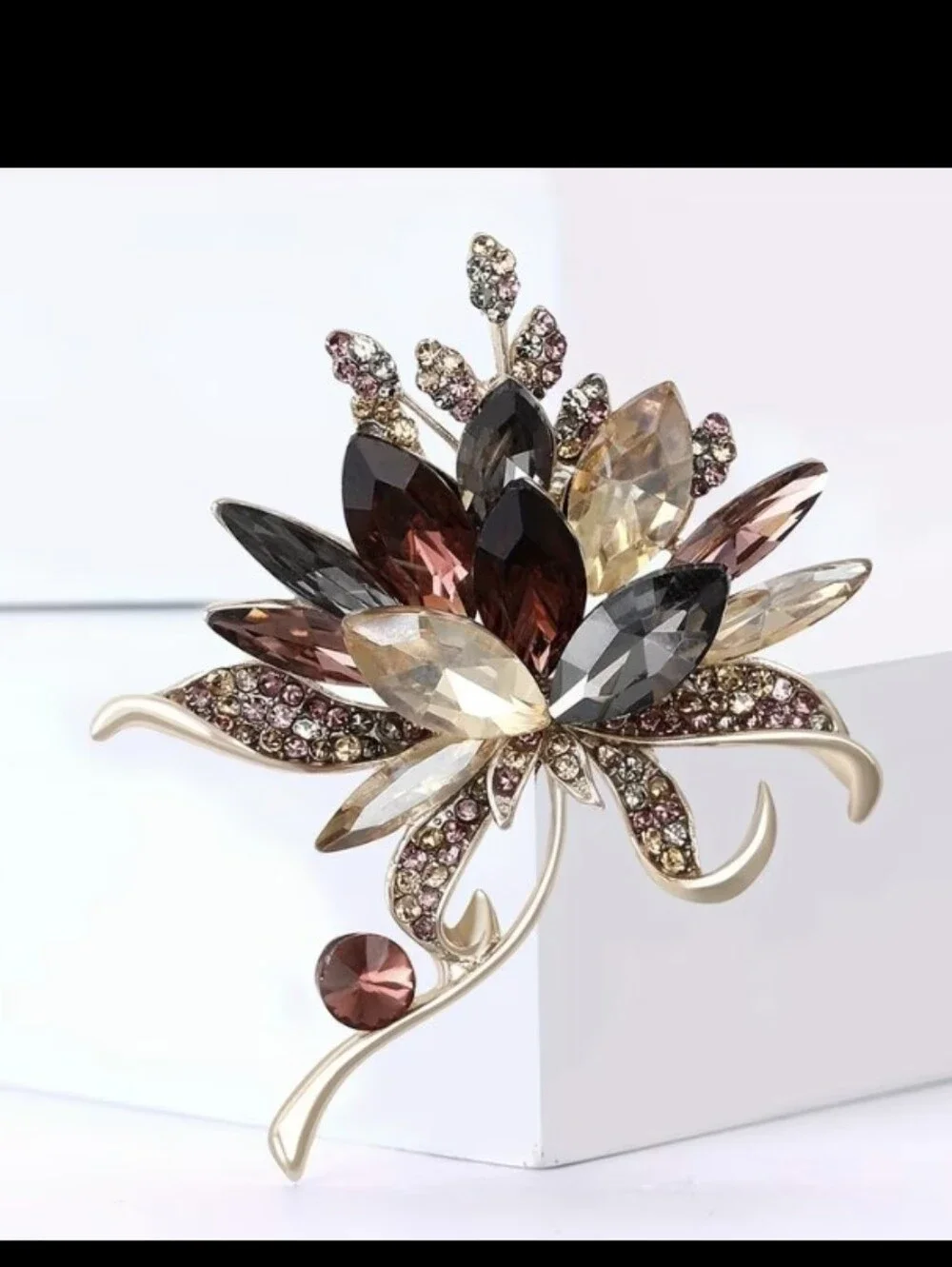 Beautiful Flower Brooch NEW